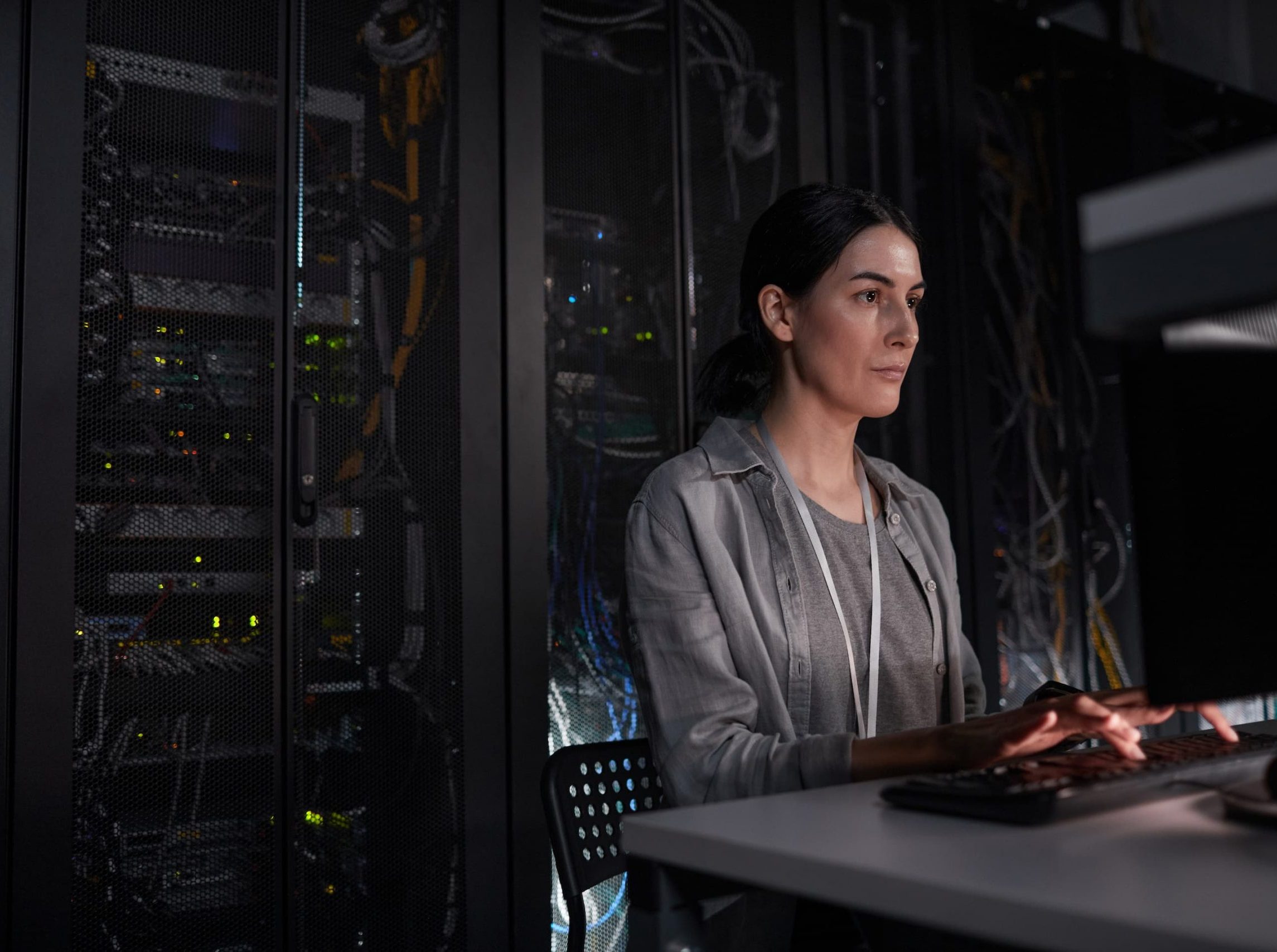 woman-using-computer-in-server-room-6YHX2NB (1) woman-using-computer-in-server-room-6YHX2NB (1)